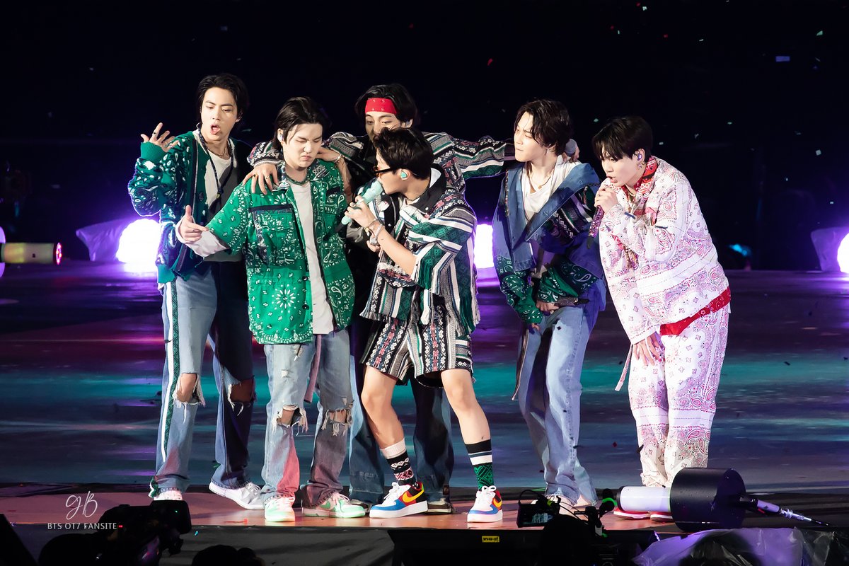 geobyeol's tweet photo. 220313 PTD 
#PTD_ON_STAGE_SEOUL_Day3 
#BTS #방탄소년단 #BTSARMY 
흥탄소년단 6명... 남준이는??

나홀로 아미들에게 사랑뿌리기 
💜💜💜💜
@BTS_twt https://t.co/plWRWdJtlD