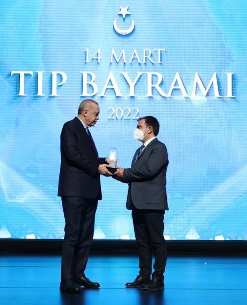 14 MART BİLİM BÜYÜK ÖDÜLÜ'NE LAYIK GÖRÜLEN, TURKOVAC AŞIMIZI GELİŞTİREN EKİBİN LİDERİ VETERİNER HEKİM PROF. DR. AYKUT ÖZDARENDELİ HOCAMIZI YÜREKTEN TEBRİK EDİYORUM. 

"TEK TIP - TEK SAĞLIK"