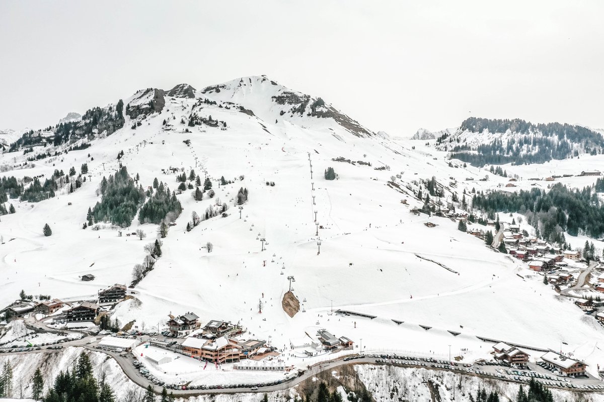 mongrandbo's tweet photo. ❤️🚧[Backstage] : J-1 avant Glisse en Coeur... Le front de neige du Charmieux et la piste de Glisse en Coeur se préparent à vous accueillir ! Et vous, êtes-vous prêt ? 😉⛷

#GEC22 #GlisseEnCoeur #MEEO #MonÉcoleExtraOrdinaire #mongrandbo #legrandbornand https://t.co/rTlB9AoYra