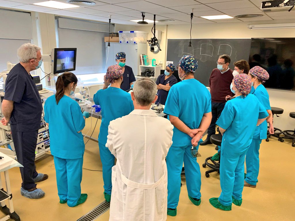 PerePlanellas's tweet photo. Nueva edición del curso de aplicaciones de cirugía transanal en el Cáncer de Recto. Colaboración @NEOMA_UdG, @OlympusMedEMEA y @GironaServei @Htrueta. Combinando cirugía en directo, pelvitrainer y pràctica en cadaver. #tamis #TaTME #Girona @coll_farres @Escat @APigemRodeja https://t.co/W88NQQ06eJ