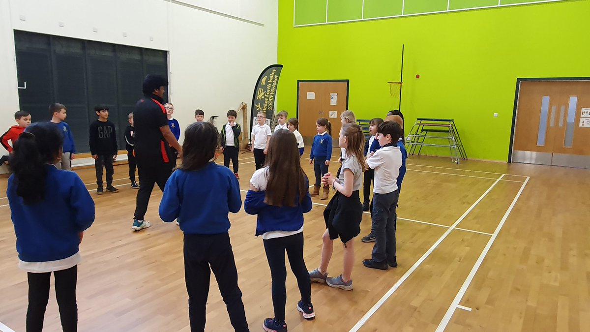 MissComrieSTN's tweet photo. Thank you to @CFVCricket for delivering a fantastic taster session to P3. Both classes had a super afternoon and we can't wait to continue playing cricket with the kit you kindly gave us. #stninsport https://t.co/TH0J7sZdwL