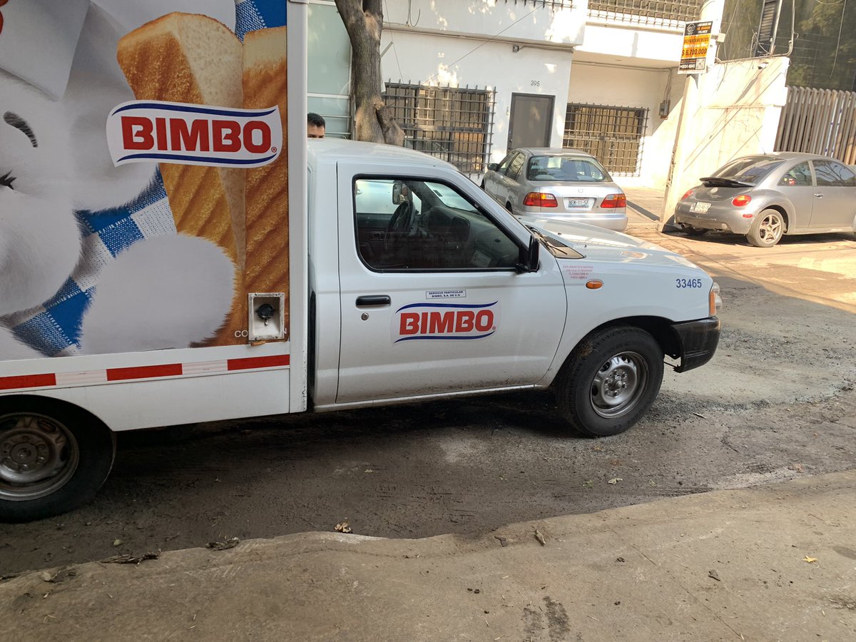 TereTetera's tweet photo. @Grupo_Bimbo tus repartidores estacionándose en el portón de mi casa, y nadie que lo mueva, llegaré tarde debido a esto https://t.co/KmACaedA9T