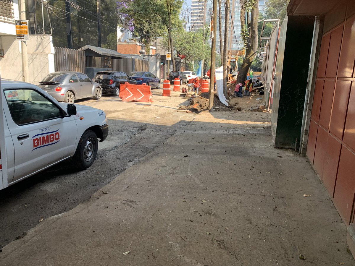 TereTetera's tweet photo. @Grupo_Bimbo tus repartidores estacionándose en el portón de mi casa, y nadie que lo mueva, llegaré tarde debido a esto https://t.co/KmACaedA9T