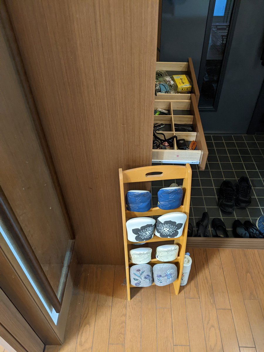 今回は南北方向の揺れ。東西方向に動いたスリッパラックはこのくらいの小さな移動。