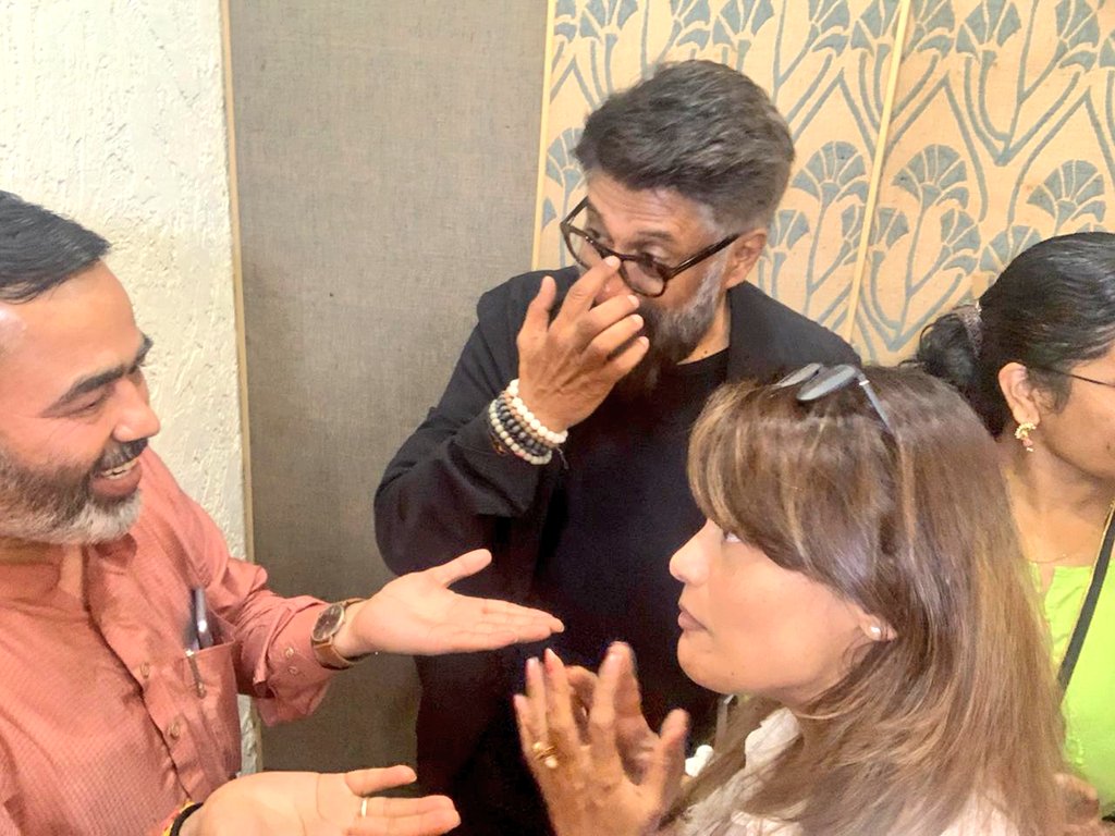 shriniwas_hr's tweet photo. #TheKashmiriFiles फिल्म इतिहास को बताने के लिए है ही नहीं,अपितु भविष्य के लिए आगाह करने के लिए है,,@vivekagnihotri
पीड़ित कश्मीरी हिंदुओं की पीड़ा बताते हुए भावुक हुई #PallaviJoshi
आज मुंबई के एक कार्यक्रम में मित्र श्री विवेक  जी से भेंट हुई।
वही जोश,वही अपनत्व।
#उत्तिष्ठ_भारत https://t.co/nznADQKO10