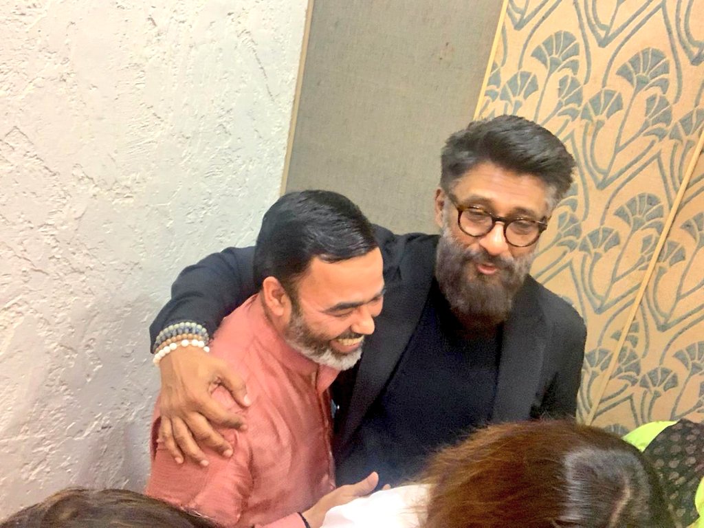 shriniwas_hr's tweet photo. #TheKashmiriFiles फिल्म इतिहास को बताने के लिए है ही नहीं,अपितु भविष्य के लिए आगाह करने के लिए है,,@vivekagnihotri
पीड़ित कश्मीरी हिंदुओं की पीड़ा बताते हुए भावुक हुई #PallaviJoshi
आज मुंबई के एक कार्यक्रम में मित्र श्री विवेक  जी से भेंट हुई।
वही जोश,वही अपनत्व।
#उत्तिष्ठ_भारत https://t.co/nznADQKO10