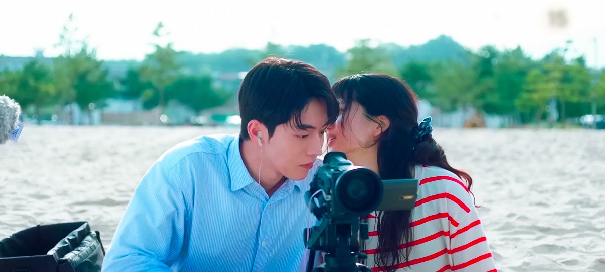 조수석도 오른쪽, 면접 떨어졌을 때도 오른쪽. ... 하여튼. 생각해 보면 그게 당연한 것 같기도 해. 그래서 왼편에 앉았어. 네가 내 전부를 기억했으면 해. 싱그러운 여름에 날 추억했으면 해. 그게 우리의 여름이잖아.