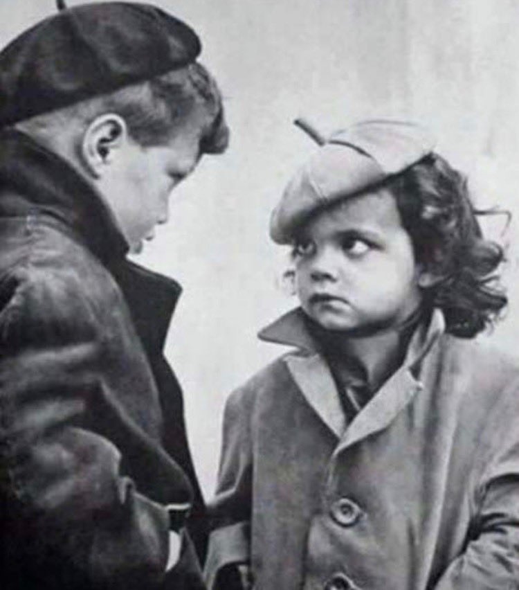 - Ты вообще Достоевского читал?
- Читал.
- Ну вот, а я не читала, и о чем нам с тобой разговаривать, эрудит хренов?