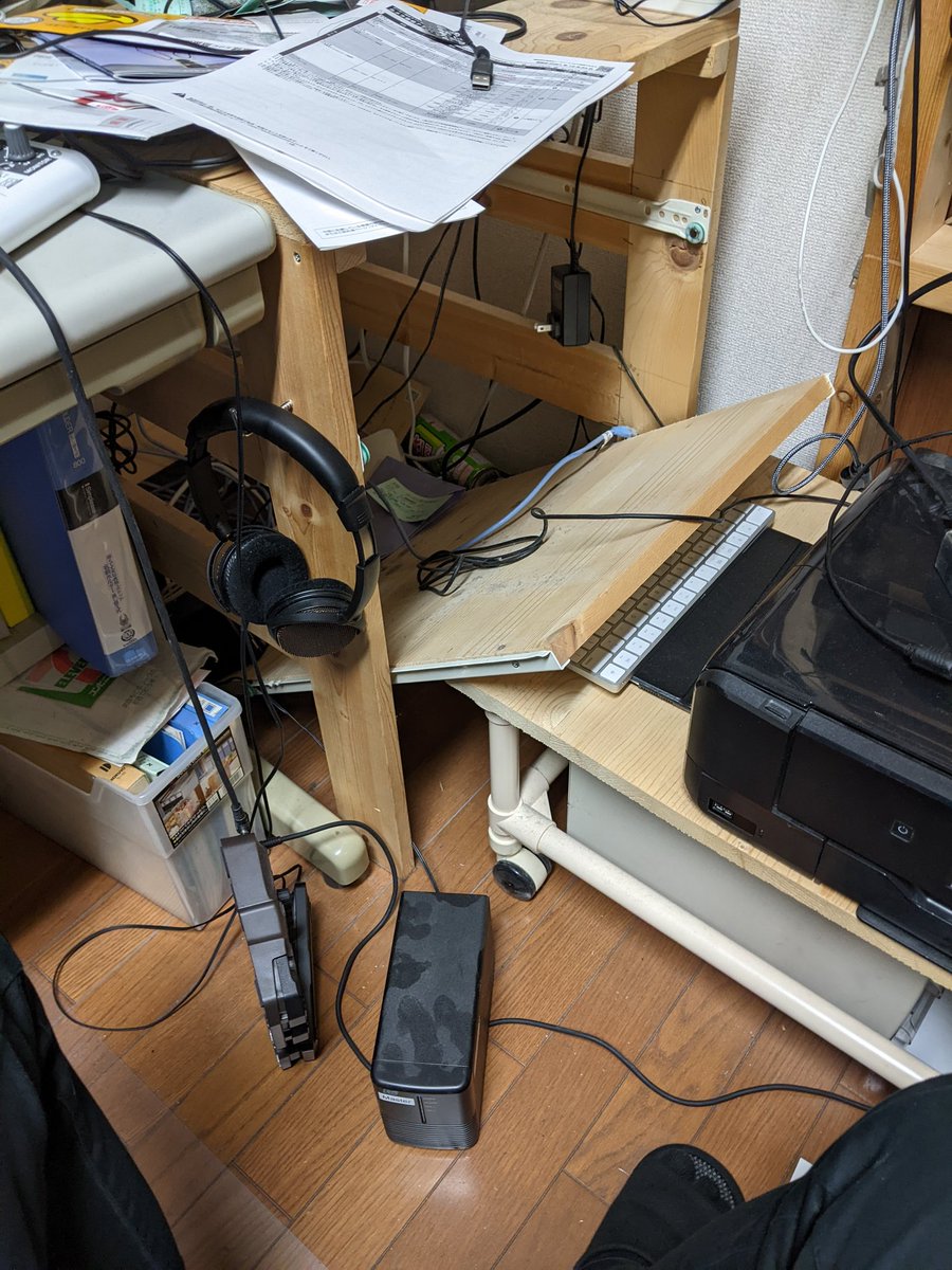 自作の引き出し式ラックから、過去10年分の写真データが入った8TBハードディスクが落下していた。