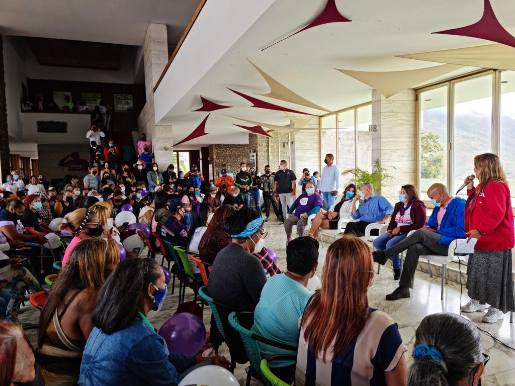 MujeresMirandin's tweet photo. #Ahora | Desde la Casa Borges se celebra encuentro de Lideresas y Movimiento Sociales de Mujeres Mirandinas con el Coordinador del Congreso Bicentenario, Héctor Rodríguez.
.
#FreeAlexSaab 
#MujeresMiranda #MujeresTienenConQue
@HectoRodriguez 
@NicolasMaduro https://t.co/XjJ9Lj25lF