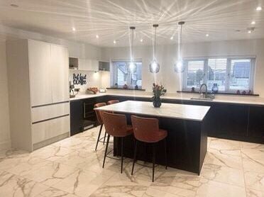 RatfordBridge's tweet photo. H-LINE SUTTON
Here's one of our recent projects, fitted in Sancler Property's exclusive Pludds Meadow development in Laugharne.
This stunning kitchen is @Masterclasskitc  H-Line Sutton, in Inkwell Blue and Scots Grey, with @Dekton worktops, and @NEFFHomeUK appliances. https://t.co/V4PLqJwtpG