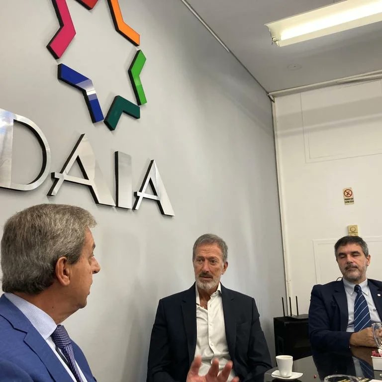 DiputadosSJ's tweet photo. El vicegobernador @roberto_gattoni junto a @LeonardoSiere  visitó @DAIAArgentina y fue recibido por el presidente @JKnoblovits y el secretario general @alezucho, hablaron de la responsabilidad de gobiernos y organizaciones  en desalentar violencia, discriminación e intolerancia. https://t.co/dlAh7mFoP7