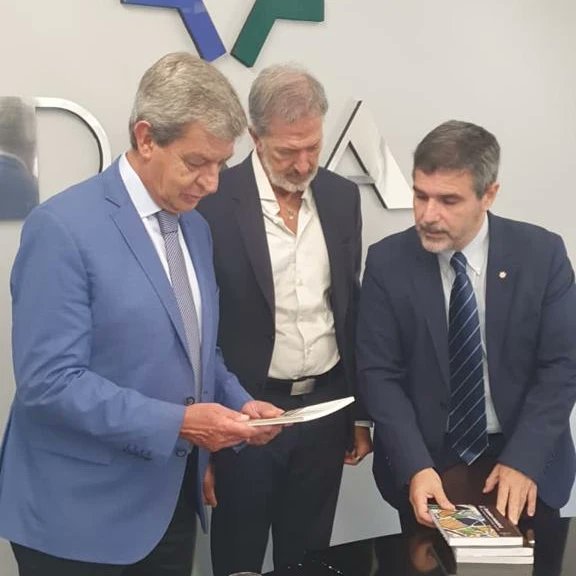 DiputadosSJ's tweet photo. El vicegobernador @roberto_gattoni junto a @LeonardoSiere  visitó @DAIAArgentina y fue recibido por el presidente @JKnoblovits y el secretario general @alezucho, hablaron de la responsabilidad de gobiernos y organizaciones  en desalentar violencia, discriminación e intolerancia. https://t.co/dlAh7mFoP7