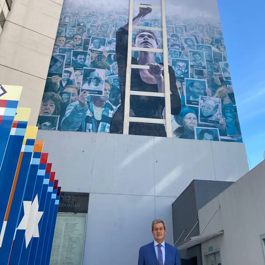 El vicegobernador <a href="/roberto_gattoni/">Roberto Gattoni</a> junto a <a href="/LeonardoSiere/">leonardo siere</a>  visitó <a href="/DAIAArgentina/">DAIA</a> y fue recibido por el presidente <a href="/JKnoblovits/">JKnoblovits</a> y el secretario general <a href="/alezucho/">Alejandro Zuchowicki</a>, hablaron de la responsabilidad de gobiernos y organizaciones  en desalentar violencia, discriminación e intolerancia.