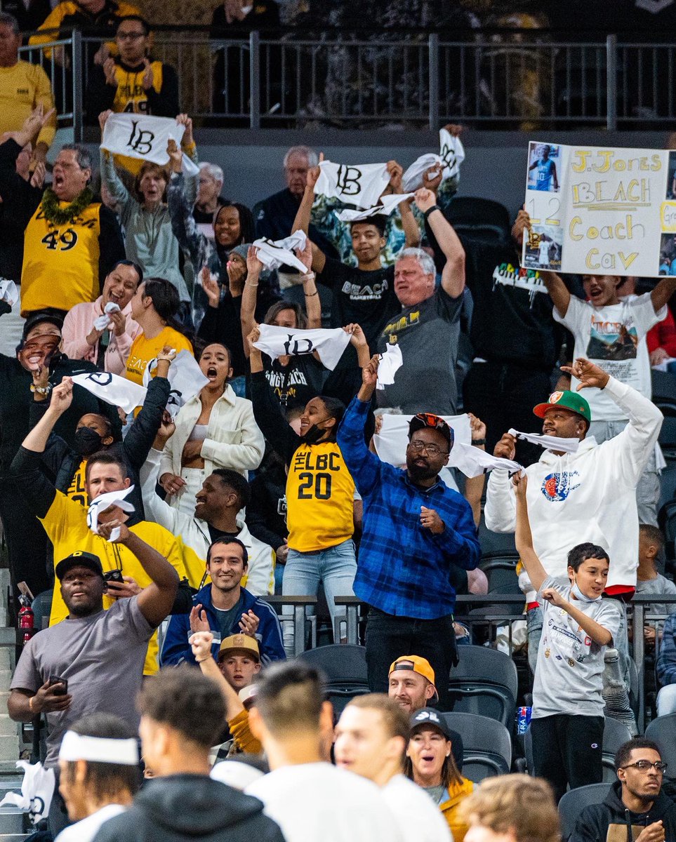 Good luck to @LBSUhoops &amp; @beachwbb as they start the NIT this week!

Game 1:
📌 MBB 3/16 @ 6pm vs BYU
📌 WBB 3/17 @ 7pm vs OST

Go Beach! 🏝🏀