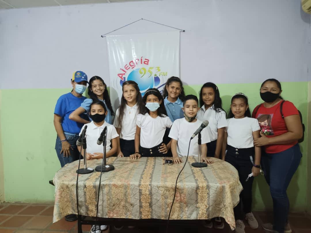 ReinaldoCarpio's tweet photo. Excelente está iniciativa en mi municipio El Socorro, Guarico, de llevar la radio comunitaria a las escuela. https://t.co/arhyNLPNpC