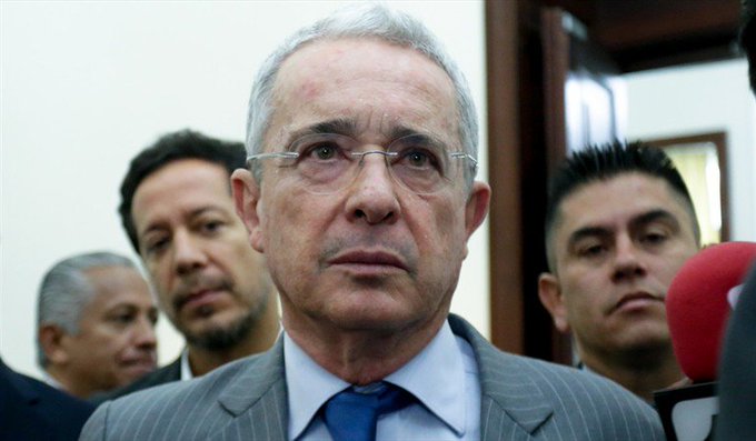 Aumentó la edad para pensionarse: mujer 57 años y hombres 62; aumentó de 1000 a 1250 semanas las cotizaciones para acceder a pensión; eliminó la mesada 14 o prima de junio a los pensionados, pero el que va a expropiar las pensiones es Petro. 

¡Hágame el Hpta favor!