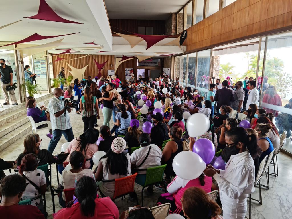 MujeresMirandin's tweet photo. #Ahora | Desde la Casa Borges se celebra encuentro de Lideresas y Movimiento Sociales de Mujeres Mirandinas con el Coordinador del Congreso Bicentenario, Héctor Rodríguez.
.
#FreeAlexSaab 
#MujeresMiranda #MujeresTienenConQue
@HectoRodriguez 
@NicolasMaduro https://t.co/XjJ9Lj25lF