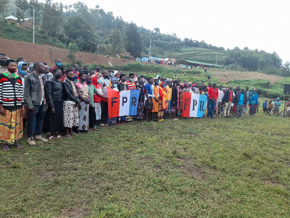 HeritierRW's tweet photo. Gicumbi: Uyu munsi mu masaha y'igicamunsi, Mu murenge wa Cyumba,mu kagari ka Rwankonjo, Urubyiruko rusaga 146, Nyuma yo gusobanukirwa imigabo n'imigambi by'Umuryango @rpfinkotanyi
rwateye intambwe idasubira inyuma bahitamo gufatanya n'Abandi mo kwiyubakira Igihugu. #HitamoNeza https://t.co/DUqvna07iN