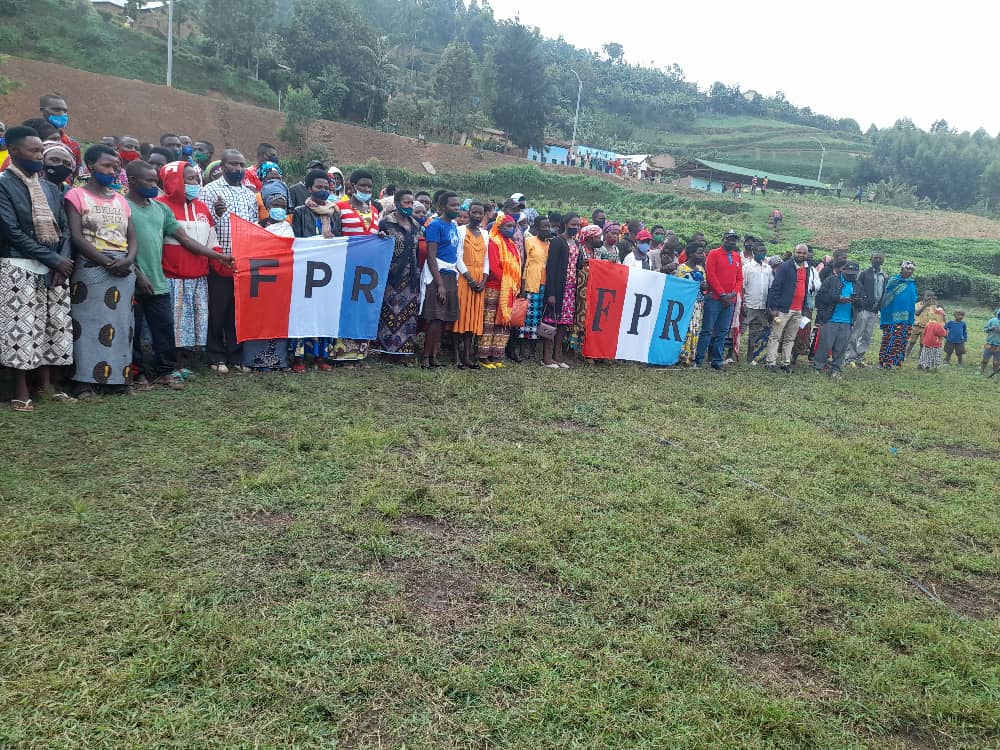 HeritierRW's tweet photo. Gicumbi: Uyu munsi mu masaha y'igicamunsi, Mu murenge wa Cyumba,mu kagari ka Rwankonjo, Urubyiruko rusaga 146, Nyuma yo gusobanukirwa imigabo n'imigambi by'Umuryango @rpfinkotanyi
rwateye intambwe idasubira inyuma bahitamo gufatanya n'Abandi mo kwiyubakira Igihugu. #HitamoNeza https://t.co/DUqvna07iN