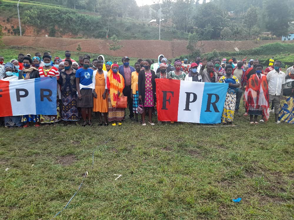 HeritierRW's tweet photo. Gicumbi: Uyu munsi mu masaha y'igicamunsi, Mu murenge wa Cyumba,mu kagari ka Rwankonjo, Urubyiruko rusaga 146, Nyuma yo gusobanukirwa imigabo n'imigambi by'Umuryango @rpfinkotanyi
rwateye intambwe idasubira inyuma bahitamo gufatanya n'Abandi mo kwiyubakira Igihugu. #HitamoNeza https://t.co/DUqvna07iN