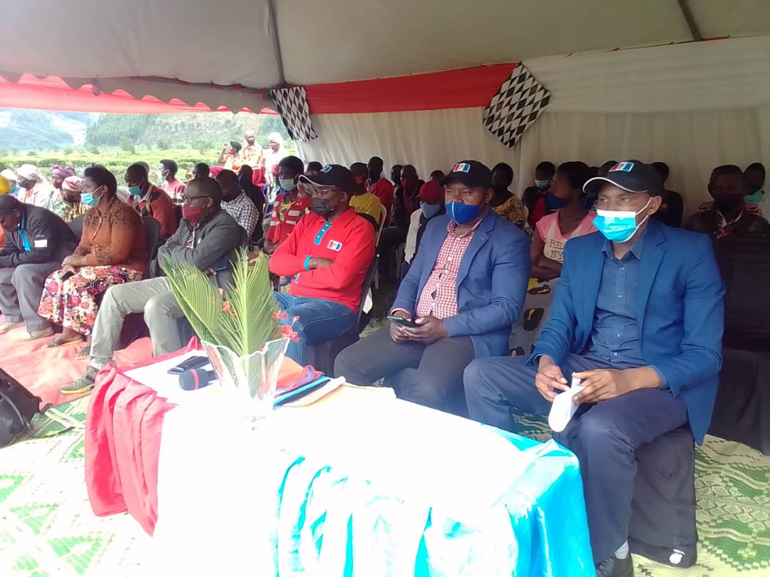 HeritierRW's tweet photo. Gicumbi: Uyu munsi mu masaha y'igicamunsi, Mu murenge wa Cyumba,mu kagari ka Rwankonjo, Urubyiruko rusaga 146, Nyuma yo gusobanukirwa imigabo n'imigambi by'Umuryango @rpfinkotanyi
rwateye intambwe idasubira inyuma bahitamo gufatanya n'Abandi mo kwiyubakira Igihugu. #HitamoNeza https://t.co/DUqvna07iN