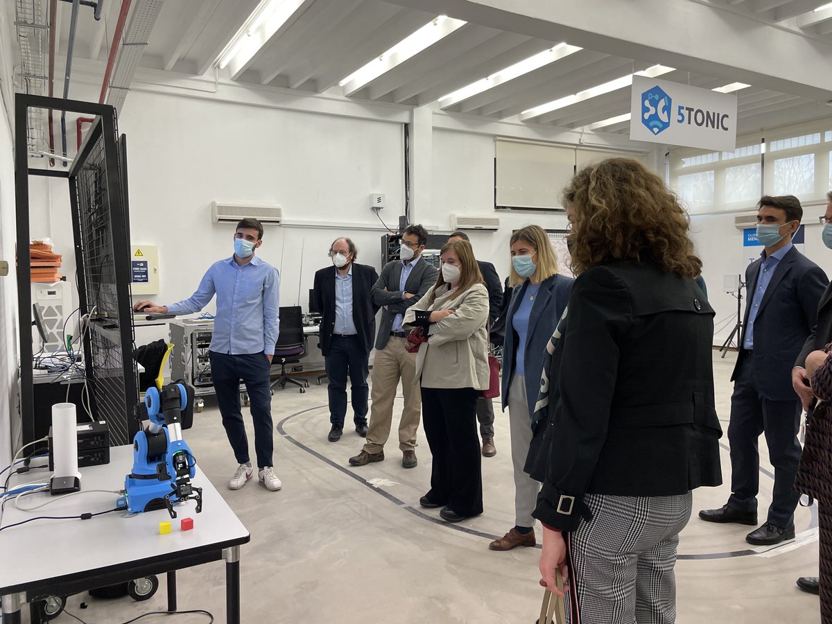 IMDEA_Networks's tweet photo. 📷 Hoy, la secretaria general de Innovación @TeresaRiesgo de @CienciaGob y la directora general de Investigación @AnaCRnano de la @ComunidadMadrid han visitado @IMDEA_Networks y @5TONIC para conocer los proyectos punteros que estamos desarrollando. ¡Gracias por la visita! https://t.co/DXlvxC07Yr