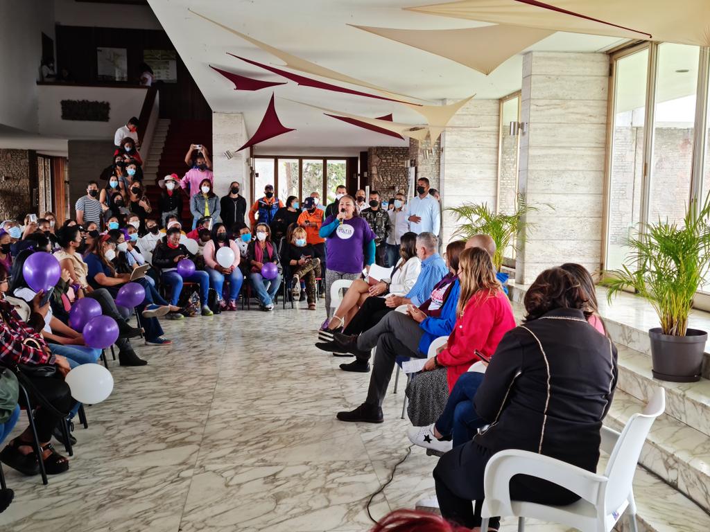 MujeresMirandin's tweet photo. #Ahora | Desde la Casa Borges se celebra encuentro de Lideresas y Movimiento Sociales de Mujeres Mirandinas con el Coordinador del Congreso Bicentenario, Héctor Rodríguez.
.
#FreeAlexSaab 
#MujeresMiranda #MujeresTienenConQue
@HectoRodriguez 
@NicolasMaduro https://t.co/XjJ9Lj25lF