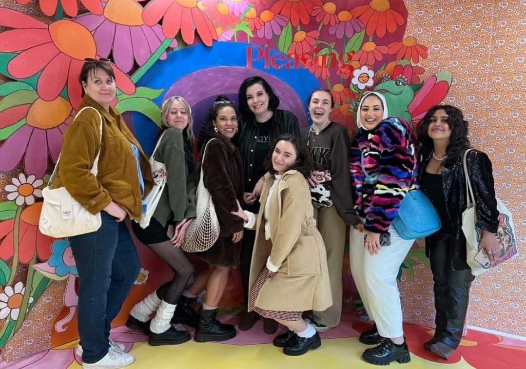 Gemma_Silk's tweet photo. Met so many incredible people yesterday!! Proves even going alone to things in this fandom doesn't mean you will spend the day alone. I had so much fun xx #pleasinglondon #popuplondon #pleasing #HarryStyles https://t.co/qJQege9IZy