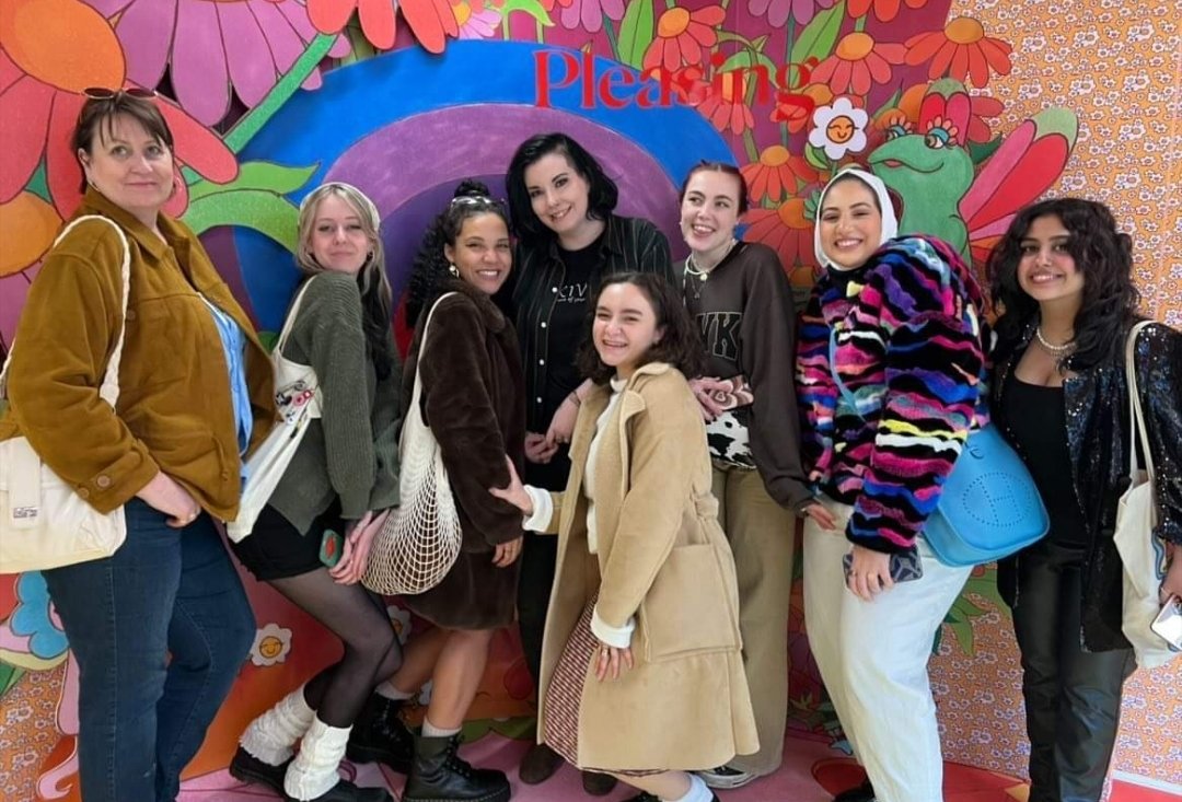Gemma_Silk's tweet photo. Met so many incredible people yesterday!! Proves even going alone to things in this fandom doesn't mean you will spend the day alone. I had so much fun xx #pleasinglondon #popuplondon #pleasing #HarryStyles https://t.co/qJQege9IZy