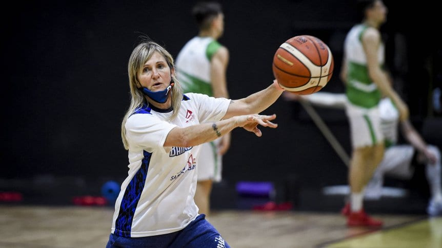 depor_fm's tweet photo. #TriplePorLaIgualdad
En el marco del mes Internacional de la Mujer, destacamos a Laura Cors, quién en el año 2020 se convirtió en la primera mujer en integrar un staff técnico en la Liga Nacional de basquetbol argentina. https://t.co/yTGpodYYpU