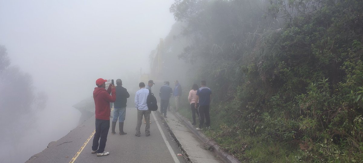 Iniciamos los trabajos para habilitar una variante provisional sector #Deuta Km 23,700, Vía Minas-Tablón - Pucará. 
Esperamos tener lista la variante en aproximadamente 3 días para dar paso a todo tipo de vehículo. <a href="/tomebamba/">La Voz del Tomebamba</a> <a href="/Sanchezmendieta/">Christian Sánchez Mendieta</a> <a href="/elmercurioec/">Diario El Mercurio</a> <a href="/WRadioec/">W Radio Ec</a> <a href="/atenasfm/">RadioAtenas</a>