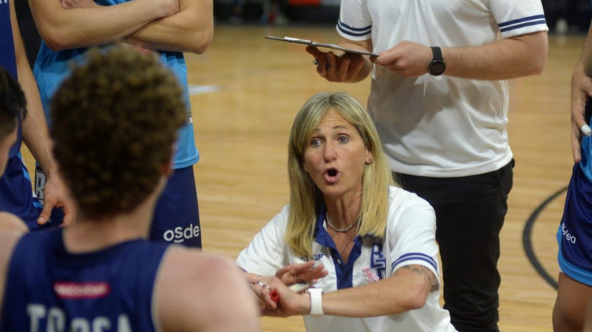 depor_fm's tweet photo. #TriplePorLaIgualdad
En el marco del mes Internacional de la Mujer, destacamos a Laura Cors, quién en el año 2020 se convirtió en la primera mujer en integrar un staff técnico en la Liga Nacional de basquetbol argentina. https://t.co/yTGpodYYpU