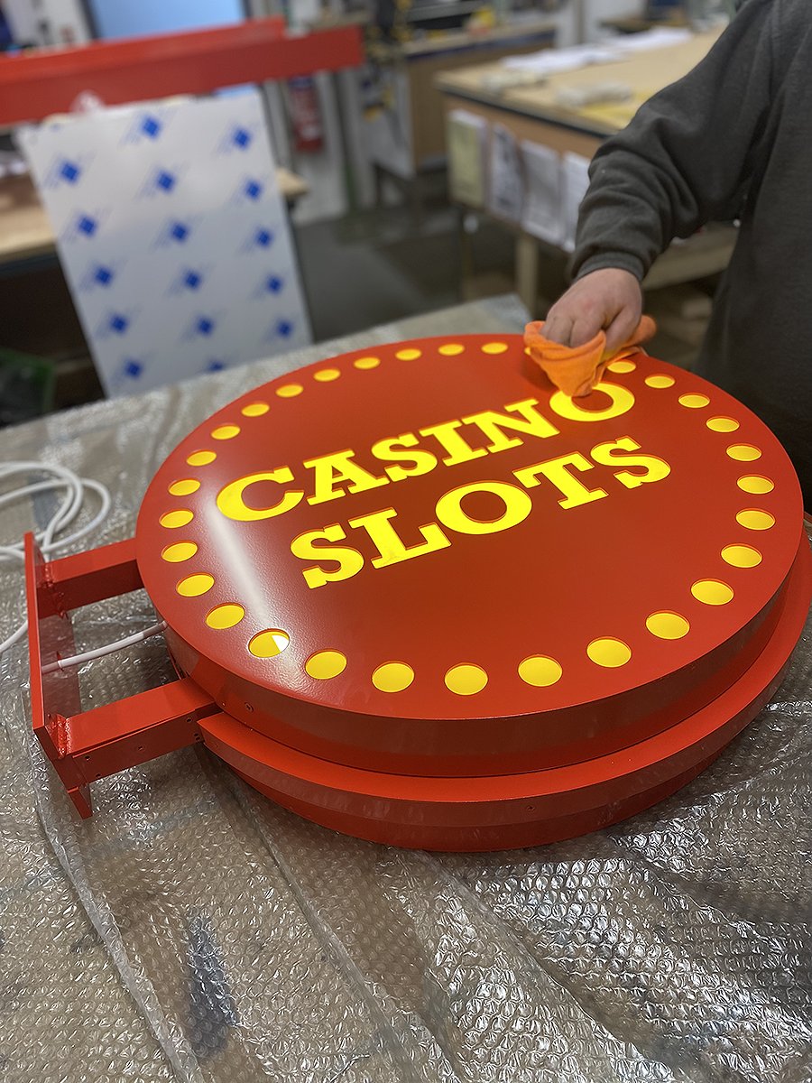 ellissigns's tweet image. Check out this projecting sign we&apos;ve currently got in our assembly department 👏

We love how bold and modern this looks 🎰

#signs #signage #projectingsign #signmakers #manufacturing #factory #assembly #illumination
