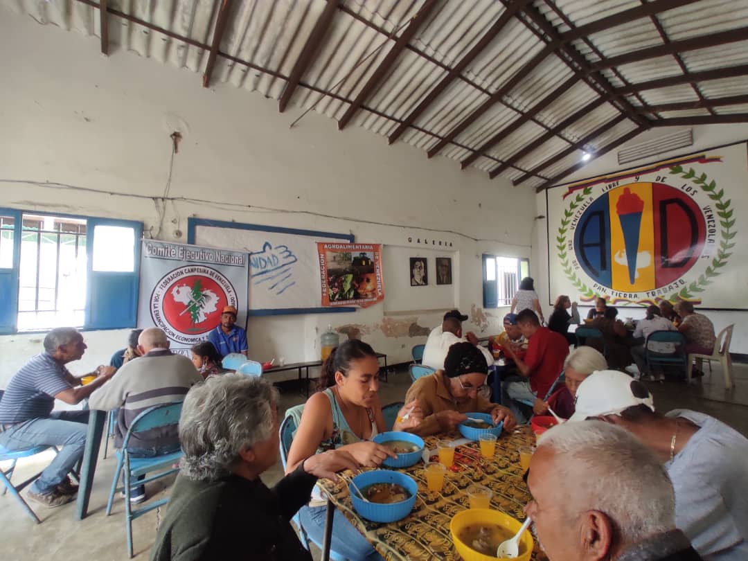 ADOrg_Laraof's tweet photo. #16Mar | Compartir con compañeros en la casa de @ADemocratica en Resistencia Sanare, Municipio Andrés Eloy Blanco. https://t.co/9rvjs4t9Az