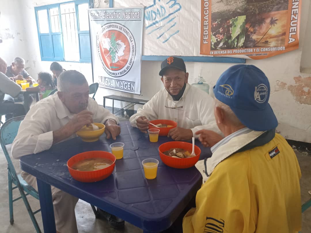 ADOrg_Laraof's tweet photo. #16Mar | Compartir con compañeros en la casa de @ADemocratica en Resistencia Sanare, Municipio Andrés Eloy Blanco. https://t.co/9rvjs4t9Az