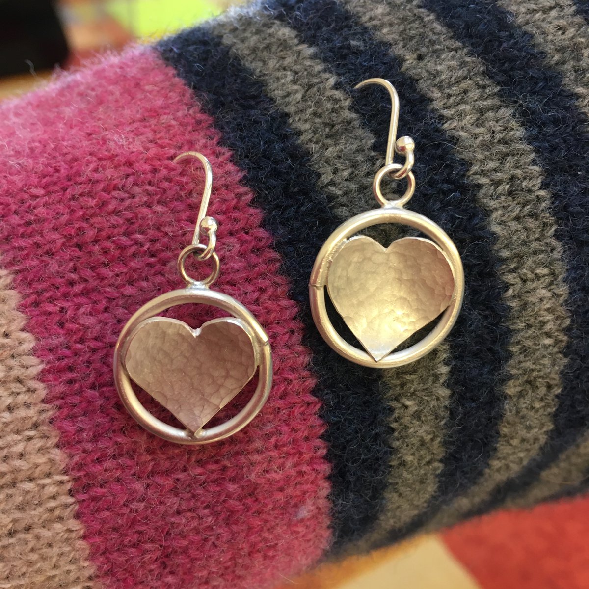 FBreaks's tweet photo. Three courses so far this week including lovely silver jewellery with Louise Mary, winter trees in acrylics with Hazel Money, &amp; today Cath Inglis showing us how to draw Jack the Spaniel - super! #artworkshop #pastelsworkshop #pastels #unisonpastels #landscapepainting #artwork https://t.co/JWOE9YxTBy