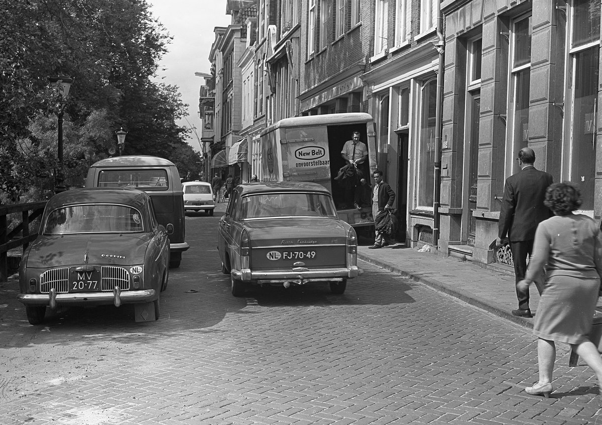 edwinlucas_'s tweet photo. 'Als je aan een stad dacht, of iets over een stad las, zag je een statische eenheid voor je, maar dat was schijn, alles was een momentopname.' (@rvessen1, Miniapolis) De #Oudegracht in #Utrecht, gefotografeerd in 1967 en door mij in 2022. #stadsmens @ZowasUtrecht https://t.co/R7tYeOcaXz