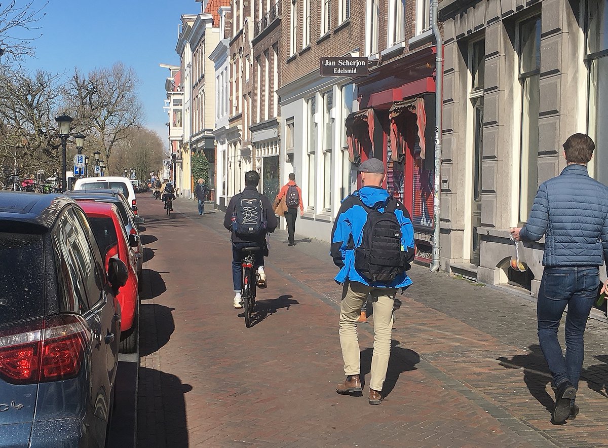 'Als je aan een stad dacht, of iets over een stad las, zag je een statische eenheid voor je, maar dat was schijn, alles was een momentopname.' (<a href="/rvessen1/">Rob van Essen</a>, Miniapolis) De #Oudegracht in #Utrecht, gefotografeerd in 1967 en door mij in 2022. #stadsmens <a href="/ZowasUtrecht/">Zo was Utrecht</a>