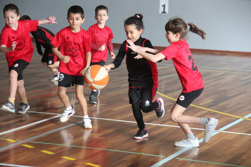 RTGirona's tweet photo. Tobada d'escoletes.El passat diumenge les escoletes de @CBSantFeliu, @QuartCB, @UE_Cellera_Amer, @basquetolot i @VedrunaGirona, van gaudir d'un matí de bàsquet. Per la majoria d'ell@s era el seu primer partit, és respirava un ambient de nervis, alegria i molta diversió! https://t.co/sipPux69Iu