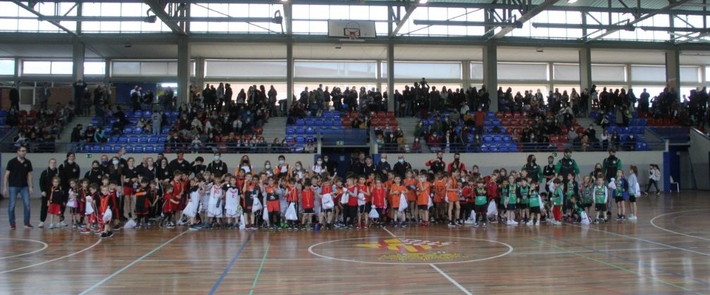RTGirona's tweet photo. Tobada d'escoletes.El passat diumenge les escoletes de @CBSantFeliu, @QuartCB, @UE_Cellera_Amer, @basquetolot i @VedrunaGirona, van gaudir d'un matí de bàsquet. Per la majoria d'ell@s era el seu primer partit, és respirava un ambient de nervis, alegria i molta diversió! https://t.co/sipPux69Iu
