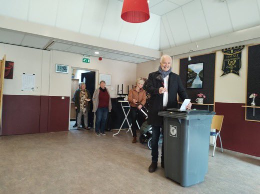 Vanm. samen met kleindochter Sanne mijn stem uitgebracht in De Trefkoel in Gasselte <a href="/aaenhunze/">gemeente Aa en Hunze</a> . De keuze in het meest linkerrijtje is reuze. <a href="/CGB_AenH/">Gemeentebelangen Aa en Hunze</a> Hopelijk gaan velen hun stem uitbrengen op iemand uit dit rijtje, zijnde GemeenteBelangen. Na 21.00 uur weer met stip bovenaan👍