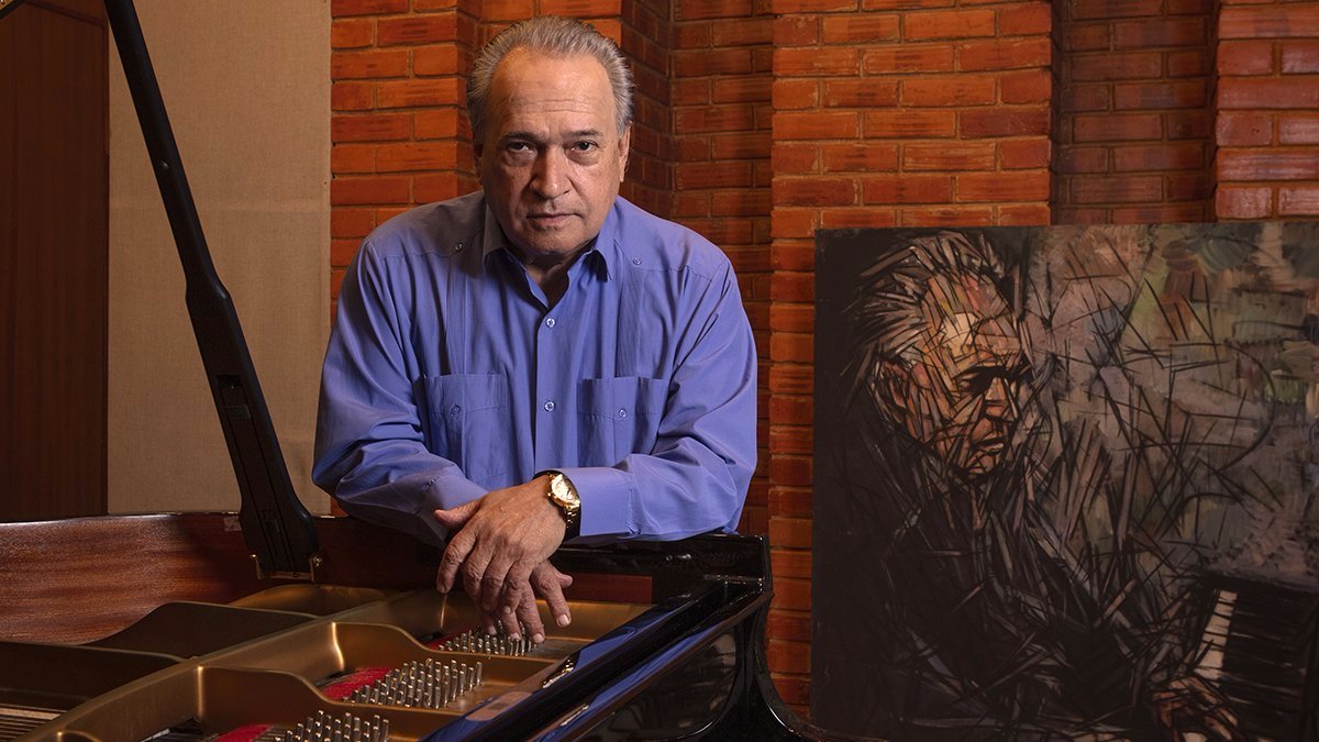 🎊 Muchas felicidades!! A nuestro Maestro de Juventudes, el excepcional pianista, compositor y pedagogo Frank Fernández Tamayo, que está hoy de cumpleaños.
🎹 Premio Nacional de Música. 
🤗 Nuestro cariño y admiración siempre Maestro!
#AHSCuba #CubaEsCultura #MaestrosdeJuventudes