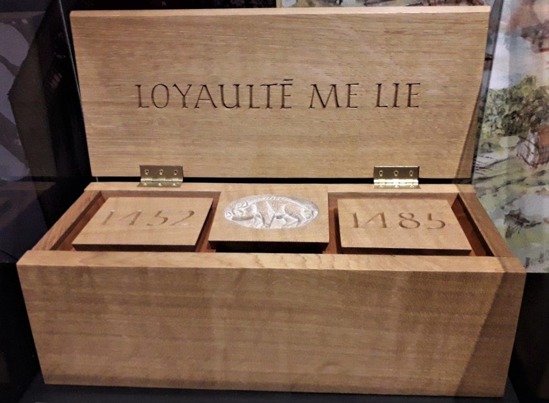 BosworthLCC's tweet photo. ON THIS DAY: 2015 soil from Fenn Lane Farm to be used in the King Richard III Re-interment Ceremony at Bosworth Battlefield was collected.  The casket, which also contains soil from Fotheringhay and Middleham Castles, can now be viewed in our Exhibition. https://t.co/twhhU4Owo2 https://t.co/qvPoN4ncvl