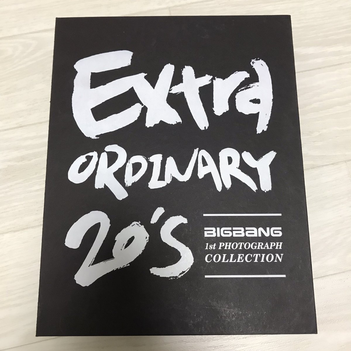 postvip06's tweet photo. 빅뱅 화보집 1st Photograph Collection Extraordinary 20’s

25,000원 (택배비별도)

상자 내부 약간의 하자 있음 (타래�� 사진 첨부)
엽서스탠드 변색 있음

이외 사진집/엽서 하자 없음 https://t.co/4TAHbigdhK