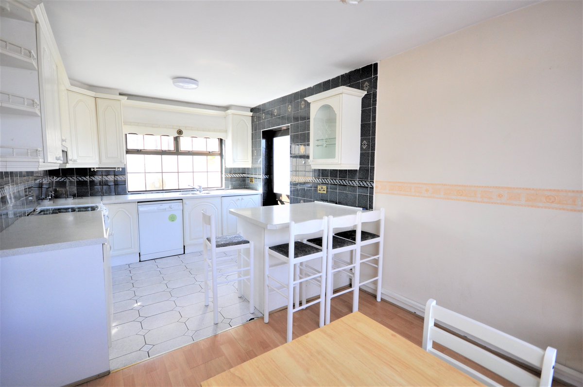 Townshends2's tweet photo. New to the market a spacious 3 bed semi in Drimnagh asking €320k https://t.co/VYNgfMSU7Y https://t.co/xOUaqbtHQT