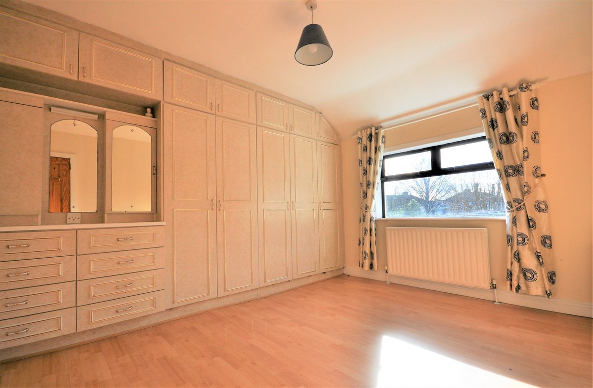 New to the market a spacious 3 bed semi in Drimnagh asking €320k townshends.ie/residential/br…