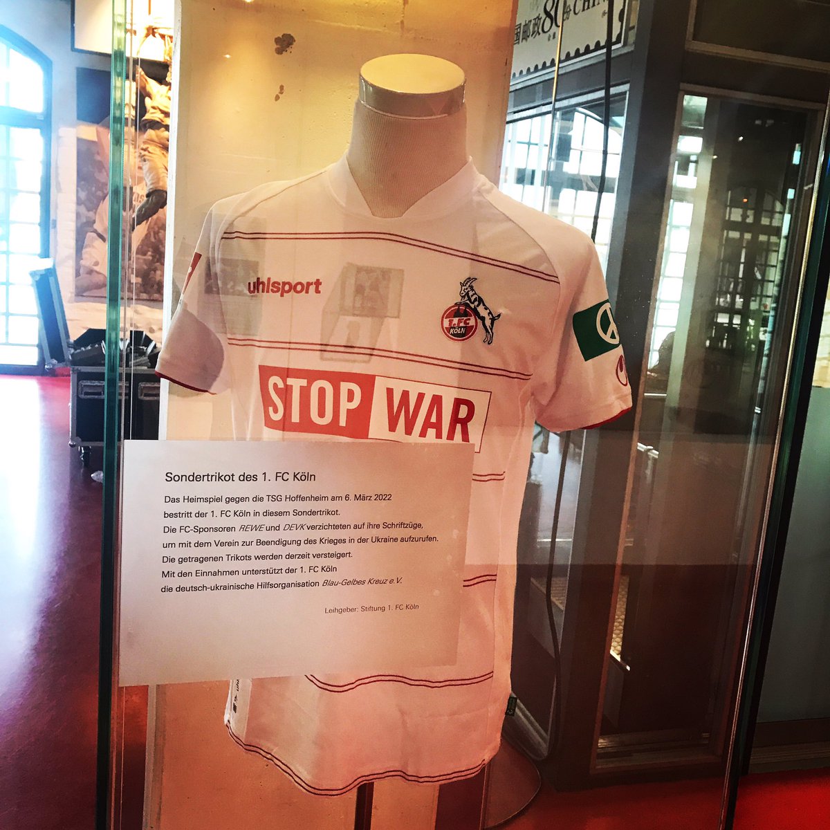 Im Eingangsbereich unseres Museums ist zZt das Trikot des 1. FC Köln zu sehen, das die Spieler am 6.3. gegen Hoffenheim getragen hatten. Stop War! Ein Aufruf, dem auch wir uns anschließen.
#sportmuseum #inköllezehus #museenköln #stopwarinukraine #fcköln