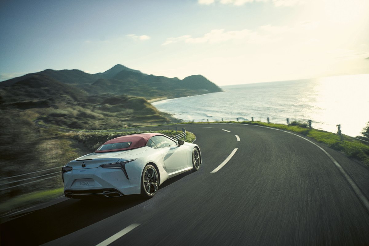 Lexus presenta una edición limitada para el LC Cabrio inspirado en la volcánica isla japonesa de Hokkaido.