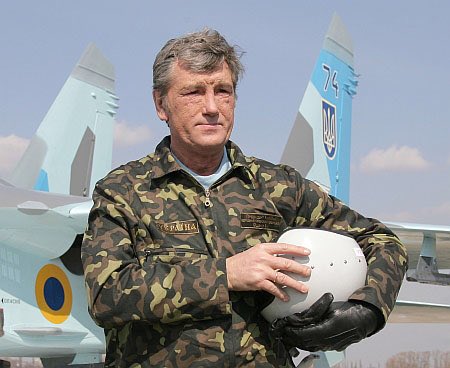 MidRusni's tweet photo. Минобороны РФ идентифицировало личность пилота так называемого "Призрака Киева", участвующего в авиаударах при поддержке националистического киевского режима.

Им оказался Виктор Ющенко - бывший украинский президент.

#РФ #Россия #Украина #Ющенко https://t.co/AkvS2lK1Dh